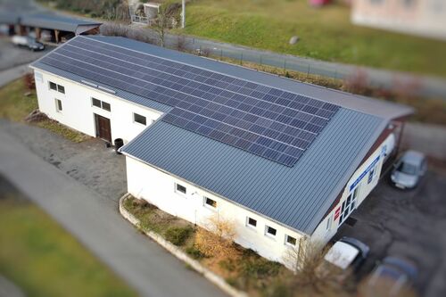 Photovoltaikanlage KFZ-Werkstatt mit Stromspeicher und Ladestation