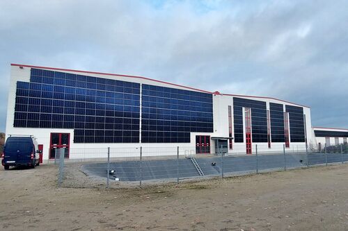 Roth GmbH in Lichtentanne - Photovoltaik-Fassadenanlage